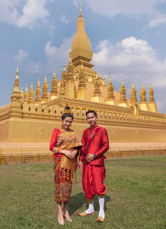 Novios en la estupa Pha That Luang, Vientián (Laos), 2020