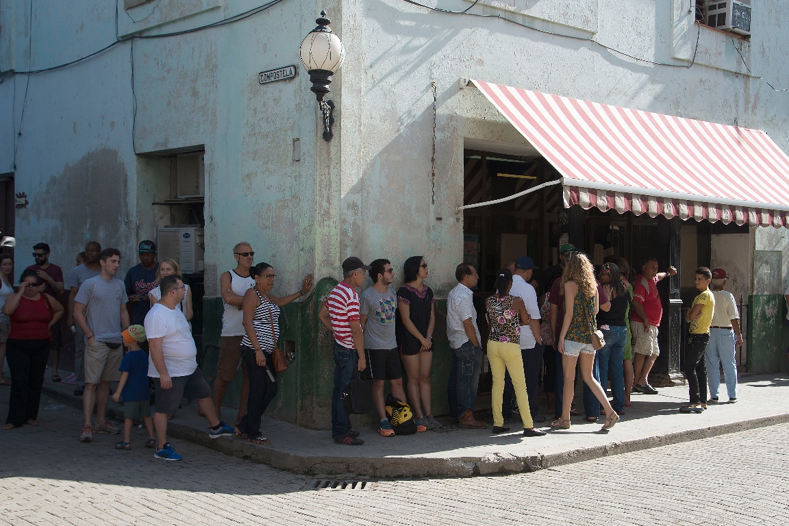Havana. Waiting for the bank opens doors