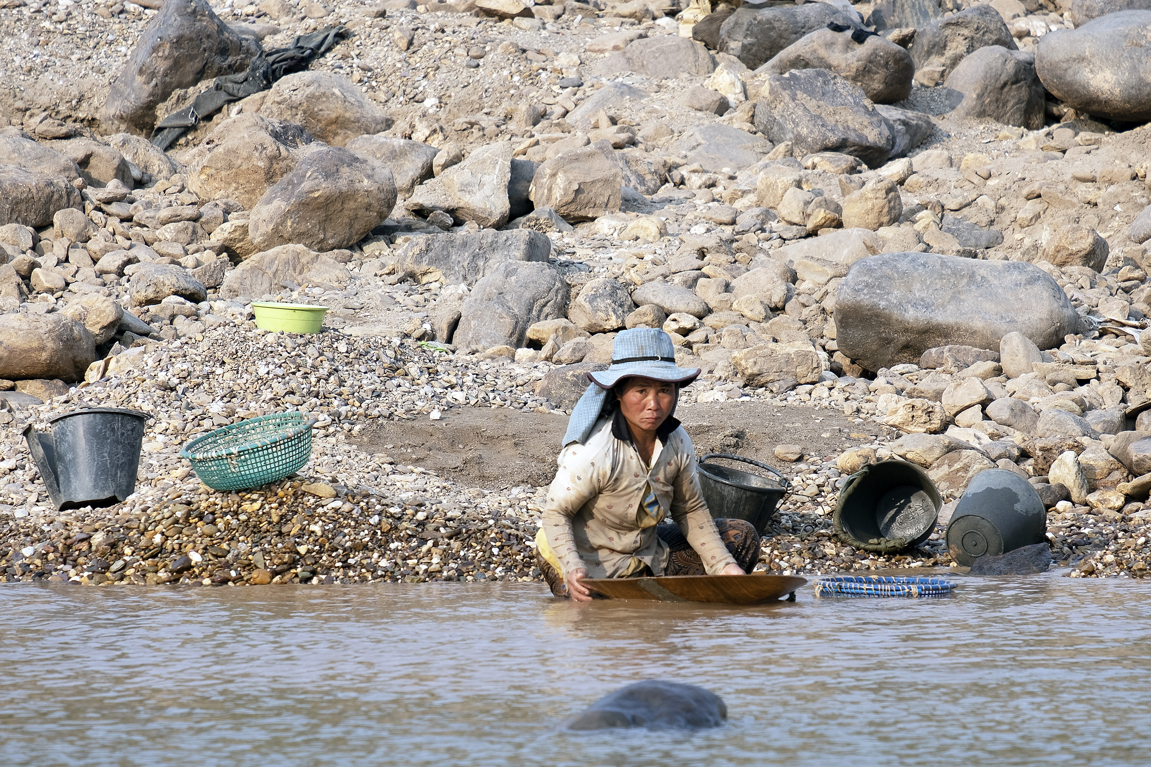 Gold digger woman, Mekong River (Laos)