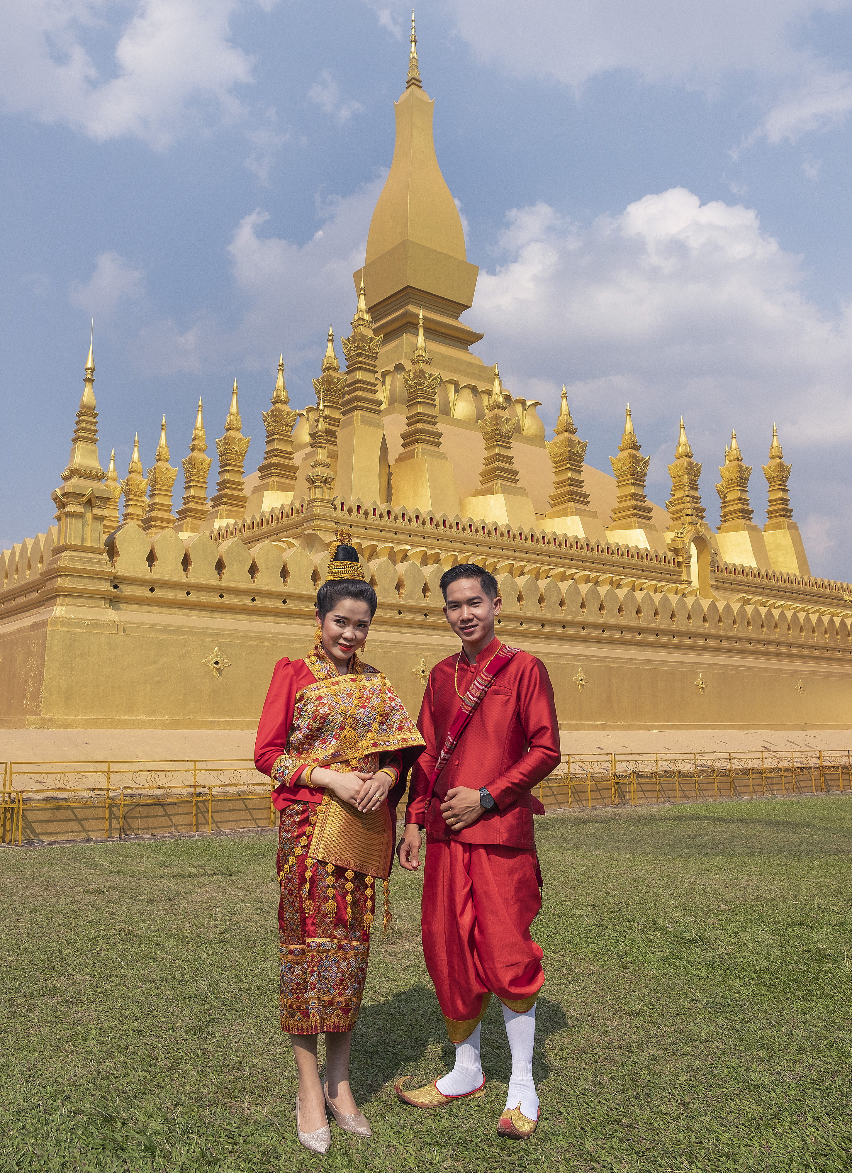 Wedding couple at the Pha That Luang stupa, Vientiane (Laos)