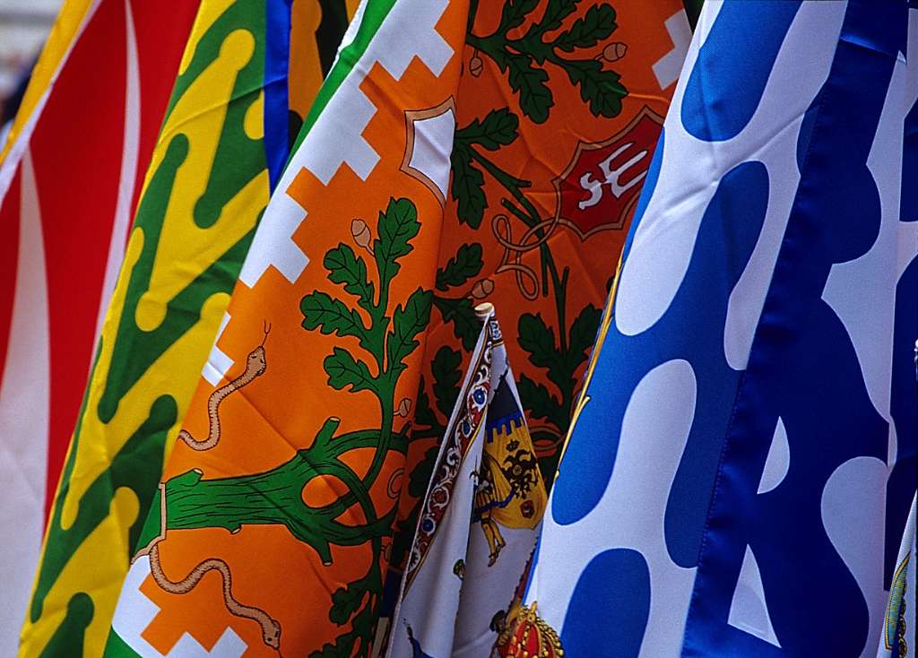 Siena, Pallio delle Contrade, flags