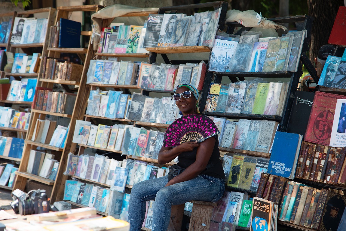 La Habana. Vendedora de libros en la Plaza de las Armas