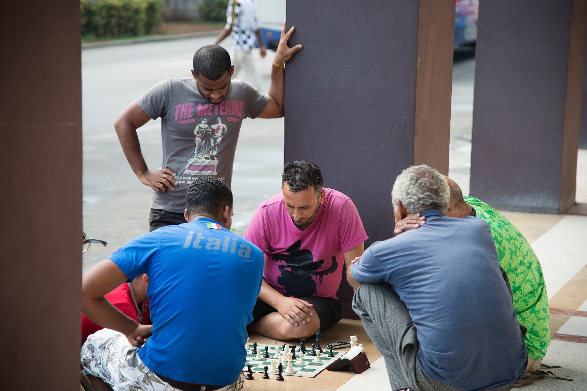 La Habana.  Jugando al ajedrez en la calle