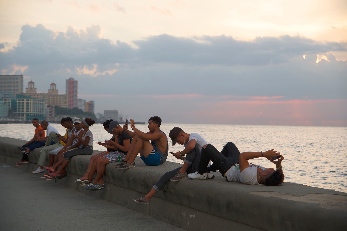 La Habana. Wifi en el Malecón
