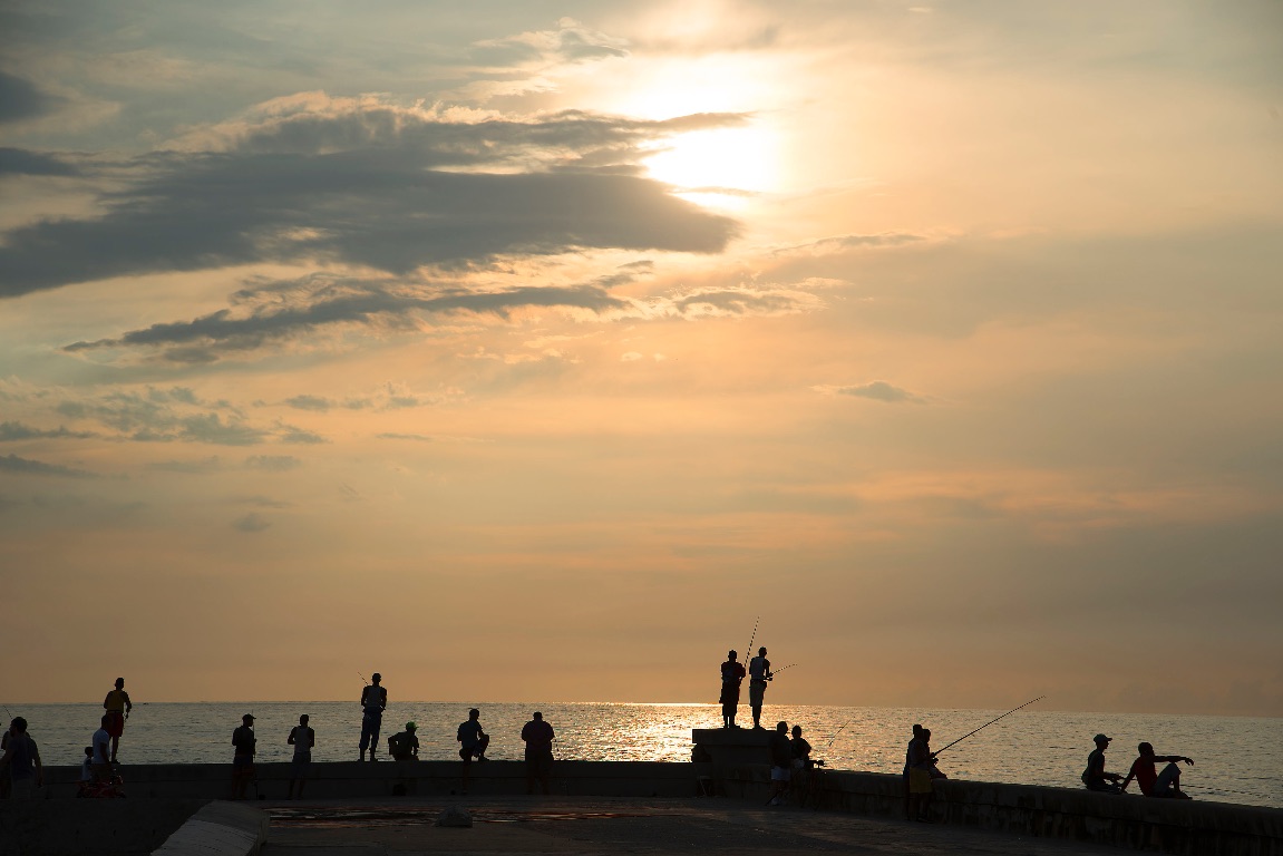 La Habana.  Pescando en el Malecón