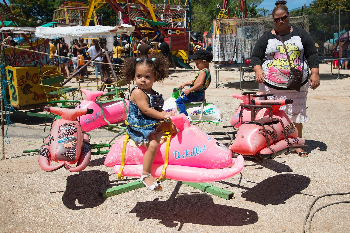 Trinidad.  Feria infantil (los caballitos son inflables)