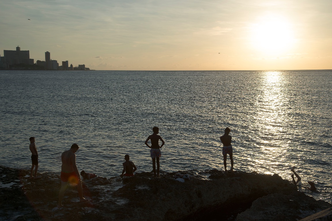 La Habana.  Baño en el Malecón al atardecer