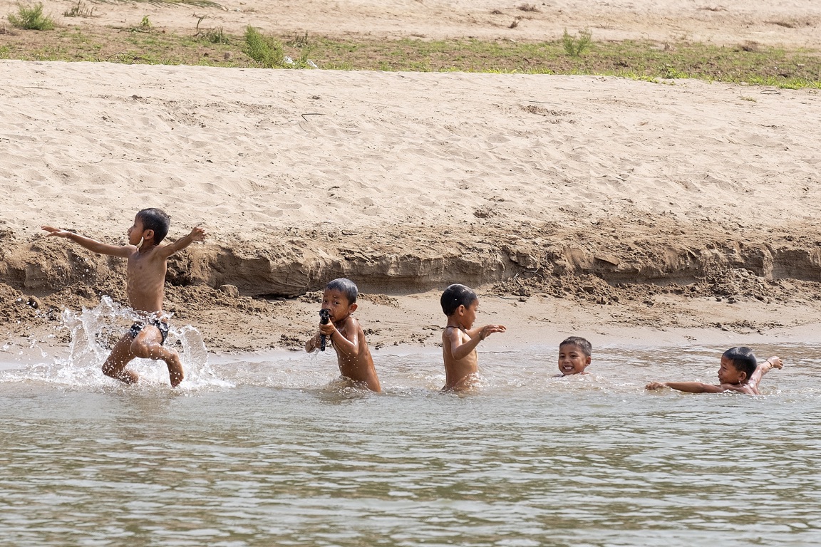 Navegación por el río Mekong,  niños en Banhueysaphansai