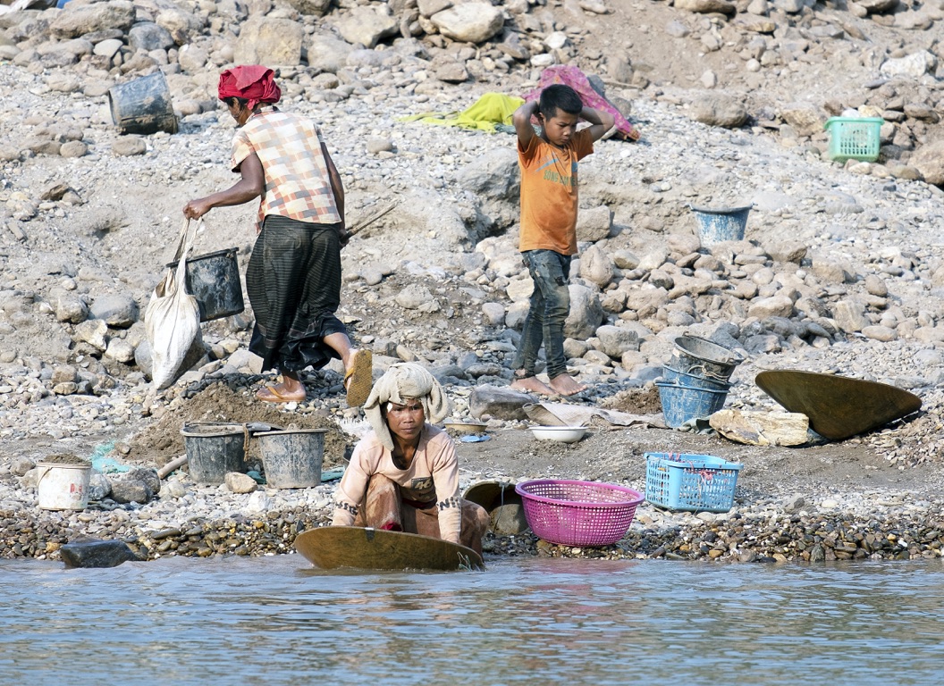 Buscadores de oro en el río Mekong