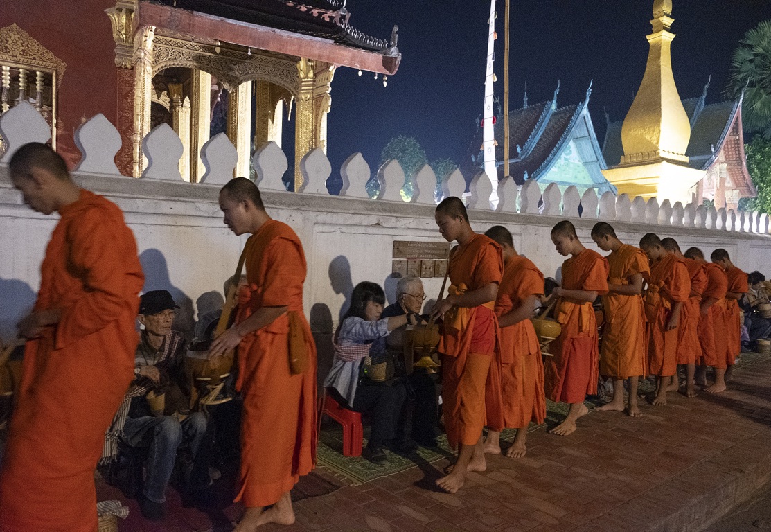 Luang Prabang, limosna matutina a los monjes