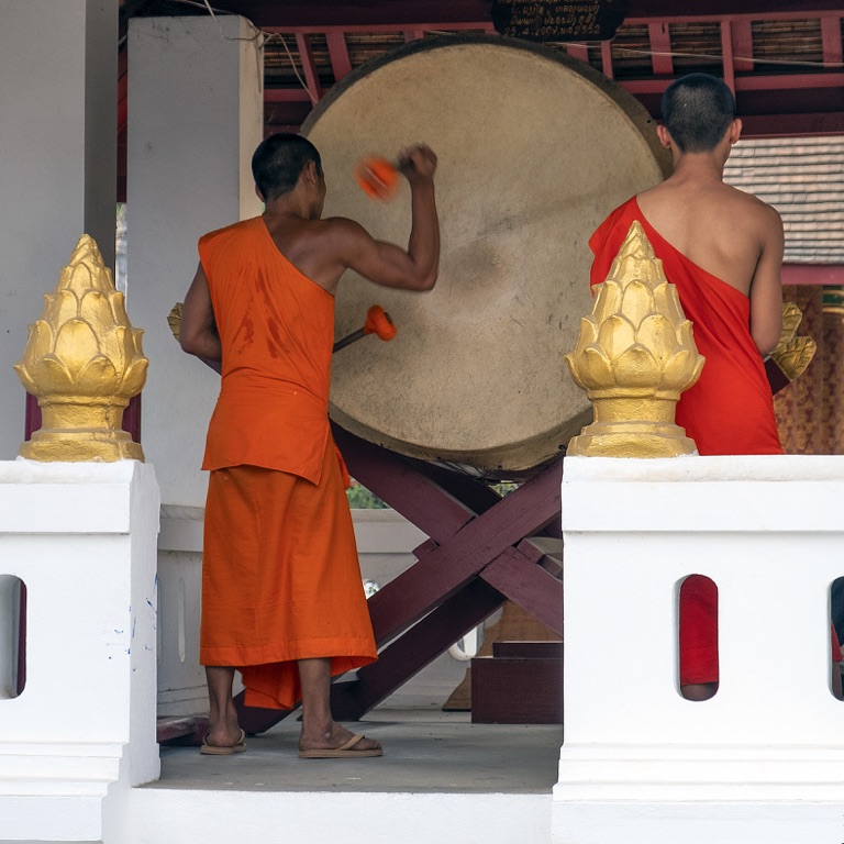 Luang Prabang, monjes llamando a la oración