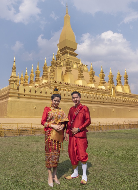 Vientian, pareja de novios en Pha That Luang