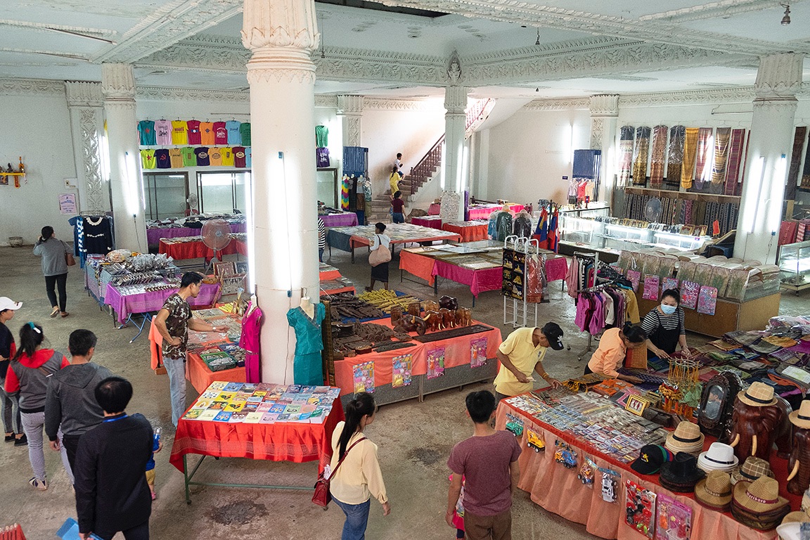 Vientian, mercado en el interior del Arco de Triunfo