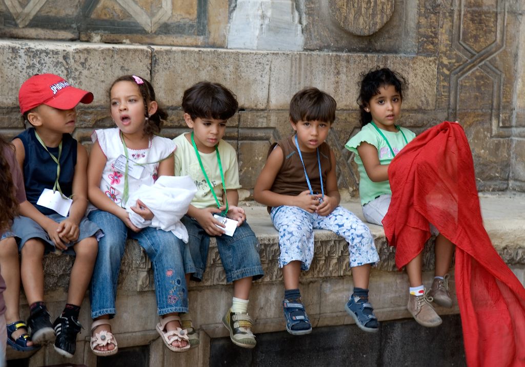 El Cairo, niños en la entrada de la Mezquita del sultán Hassan