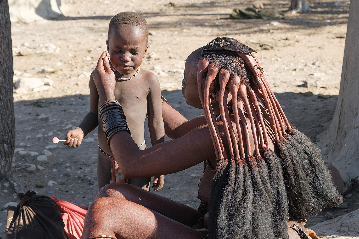 Madre e hijo de la tribu himba (Nambia), 2025