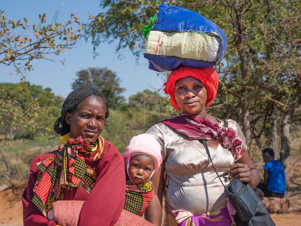 Mujeres tribales en Victoria Falls (Zimbabue), 2019