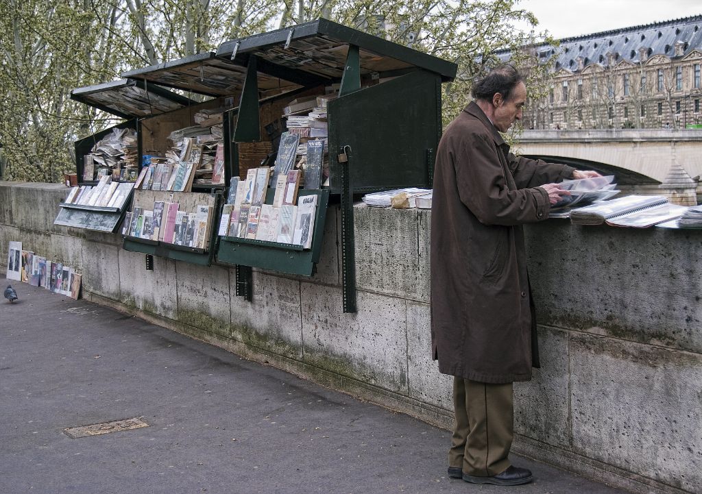 Shop with old magazines near the Seine