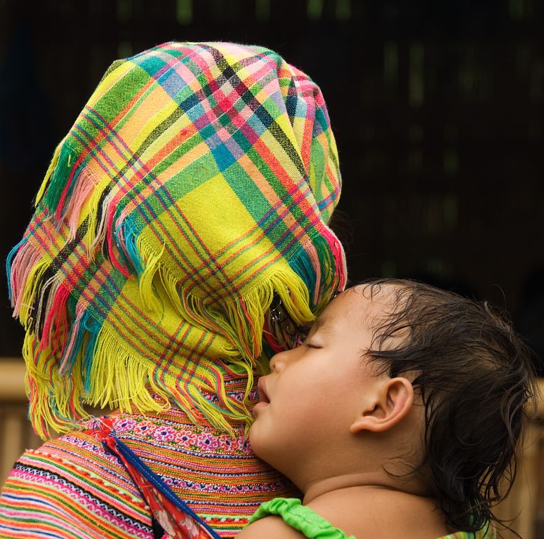 Vietnam - Mujer e hijo en el mercado de Coc Ly